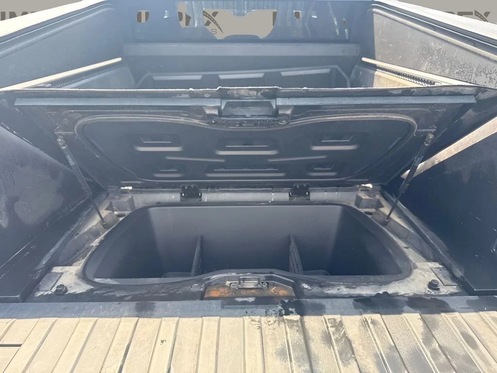 Used 2024  Tesla Base image 25