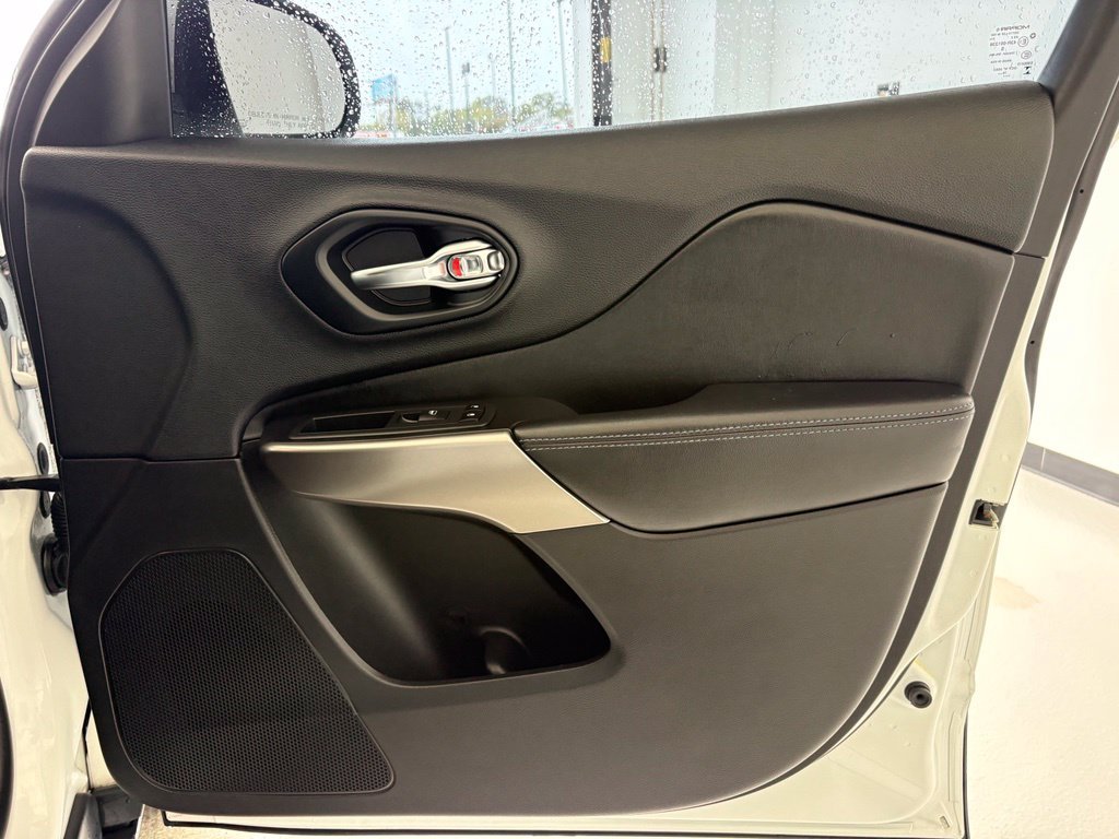 Used 2020 White Jeep Latitude image 35