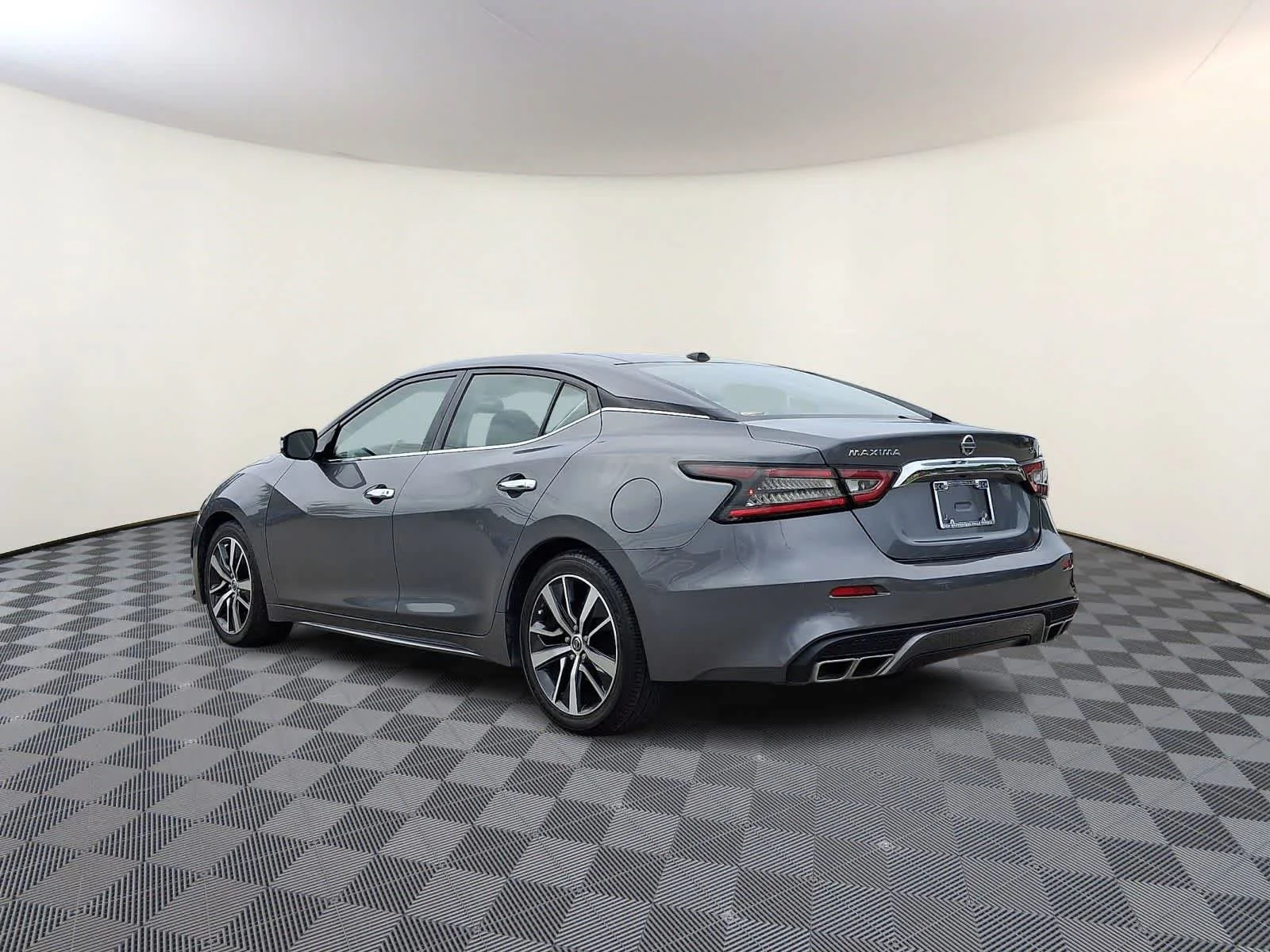 Used 2019 Gun Metallic Nissan SL image 7