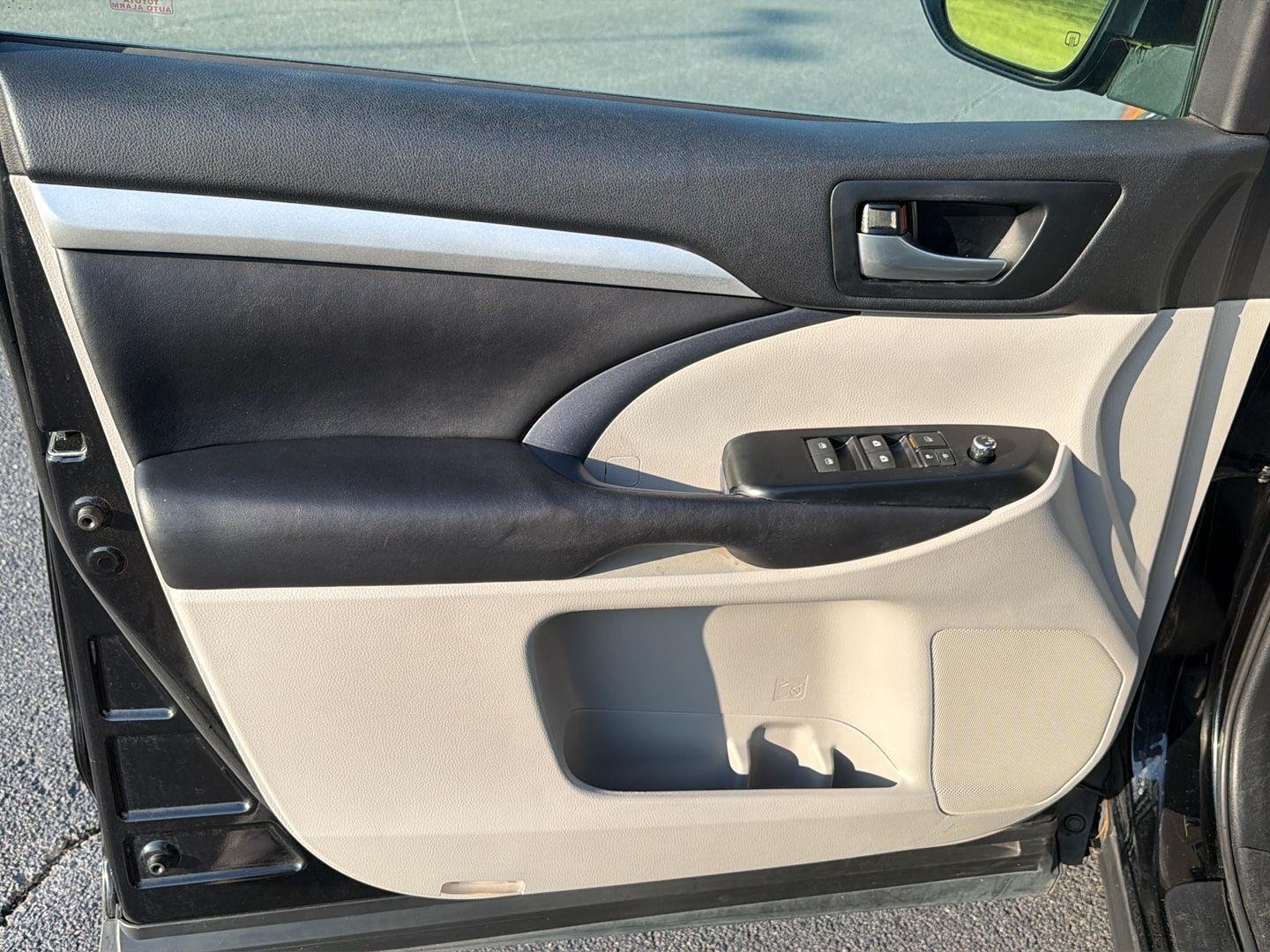 Used 2017 Midnight Black Metallic Toyota XLE image 16