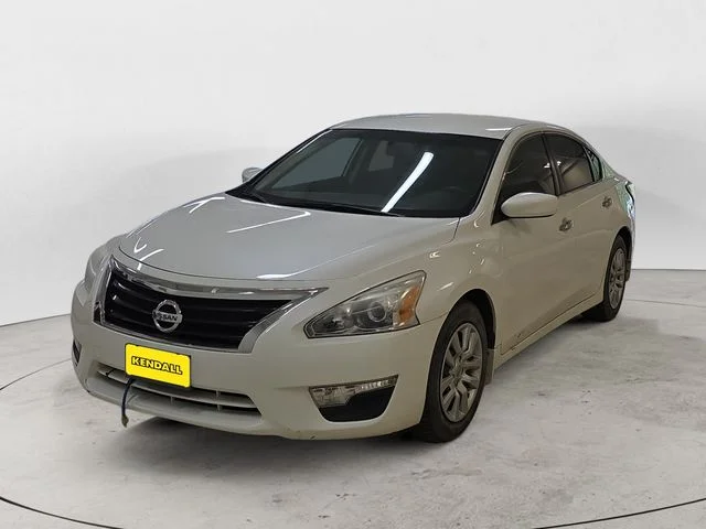 Used 2015 White Nissan 2.5 S image 1