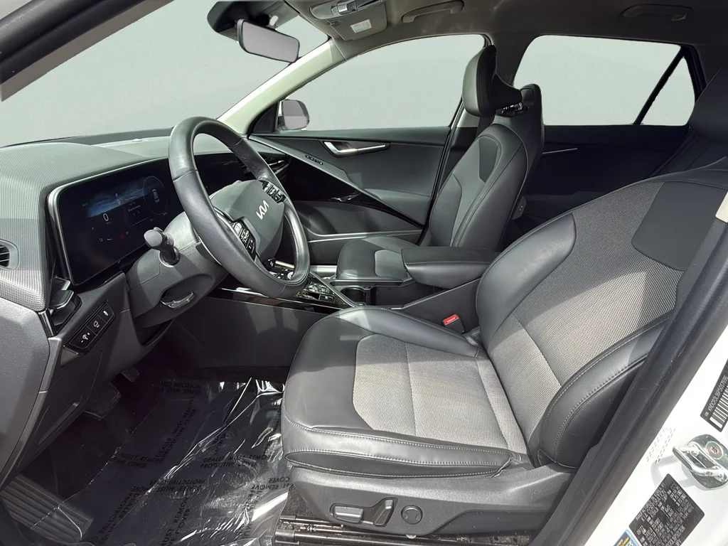 Used 2023 White Kia Wind image 9