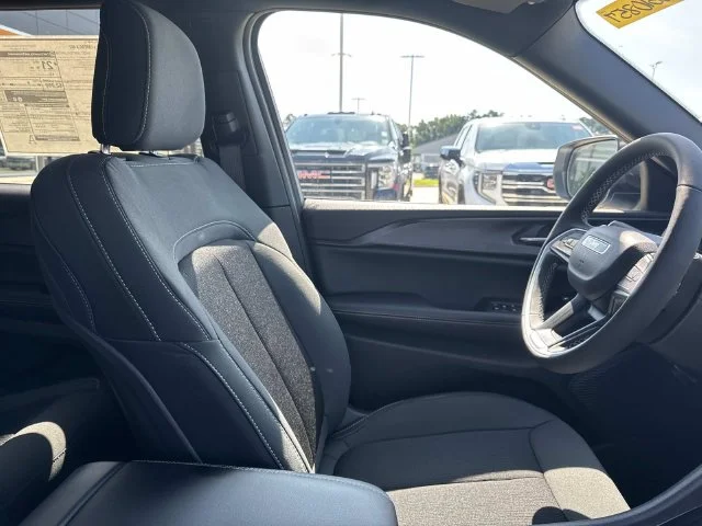New 2026 Bright White Clear-Coat Exterior Paint Jeep Laredo X image 12