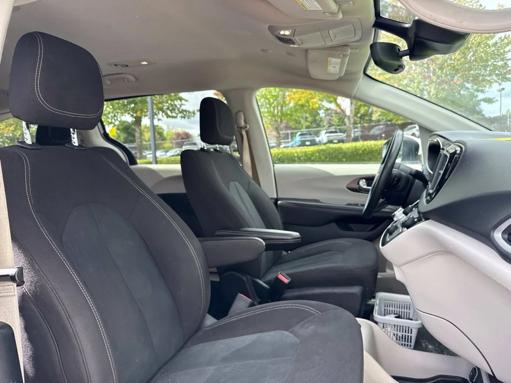 Used 2023 Bright White Clearcoat Chrysler LX image 21