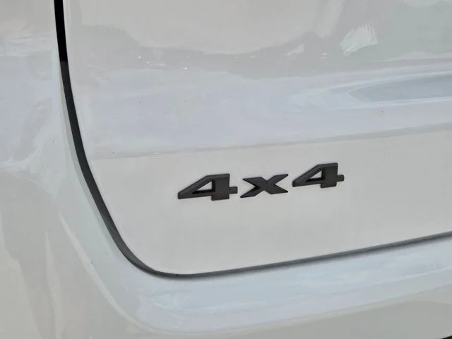 New 2026 Bright White Clear-Coat Exterior Paint Jeep Latitude image 10
