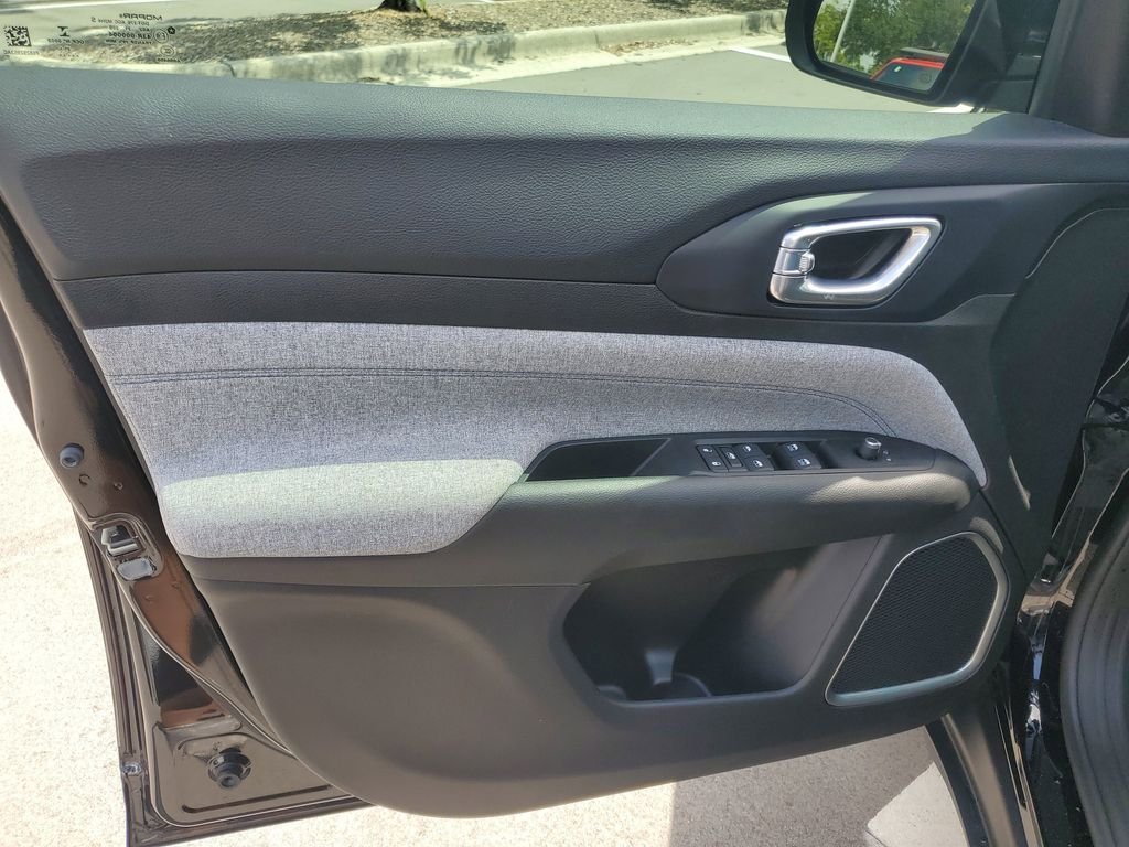 Used 2022 Black Jeep Latitude image 9