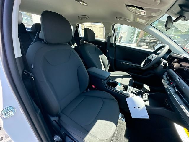 New 2026 Snow White Pearl Kia LX image 27