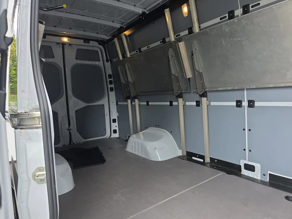 Used 2024  Mercedes-Benz Cargo 170 WB image 16