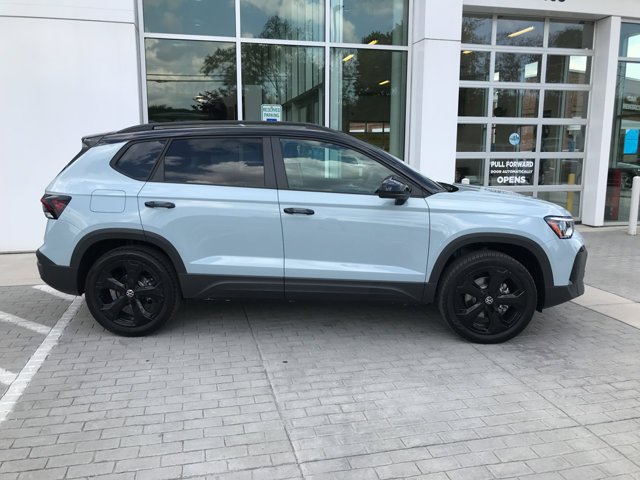 New 2026 Monument Gray w/Deep Black Roof Volkswagen SE Black image 9