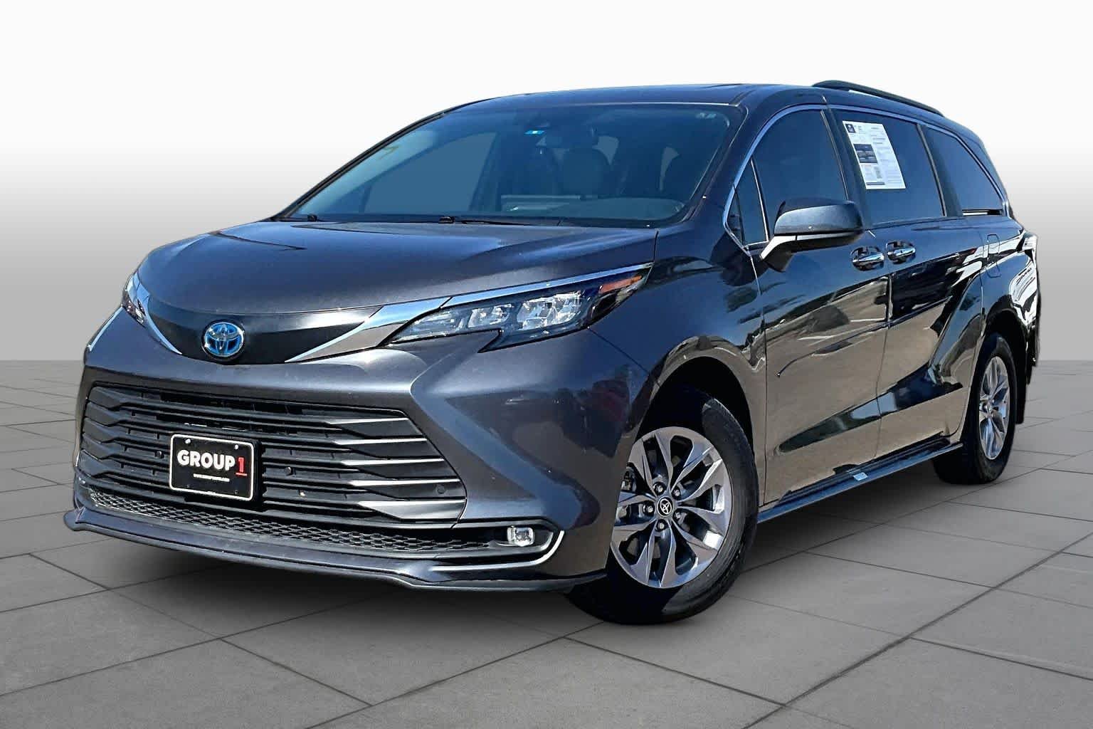 2025 Toyota Sienna XLE 8-Passenger Hybrid FWD's photo