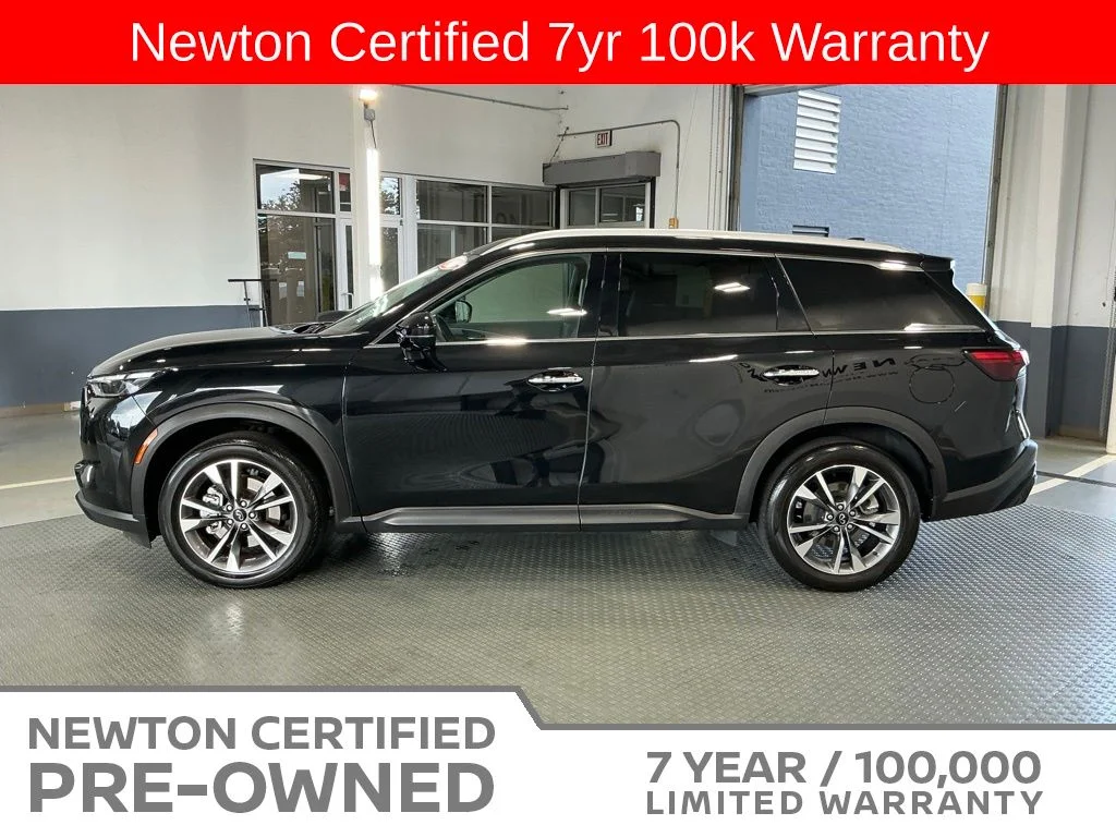 Certified Used 2025 Mineral Black INFINITI LUXE image 3