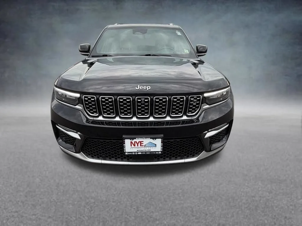 Used 2023 Diamond Black Cry Jeep Summit Reserve image 9