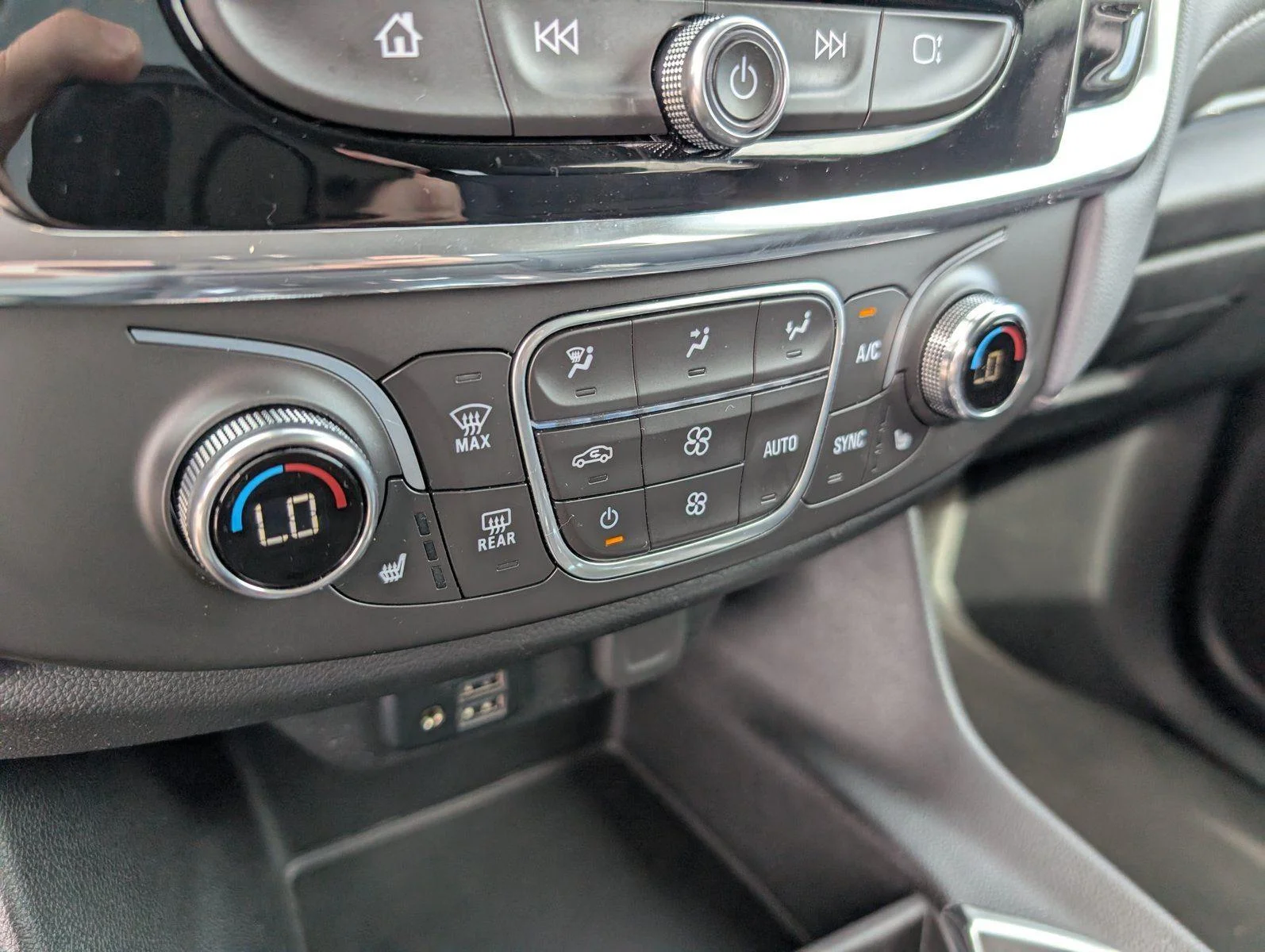 Used 2020 IRIDESCENT PEARL TRICOAT Chevrolet LT Leather image 18