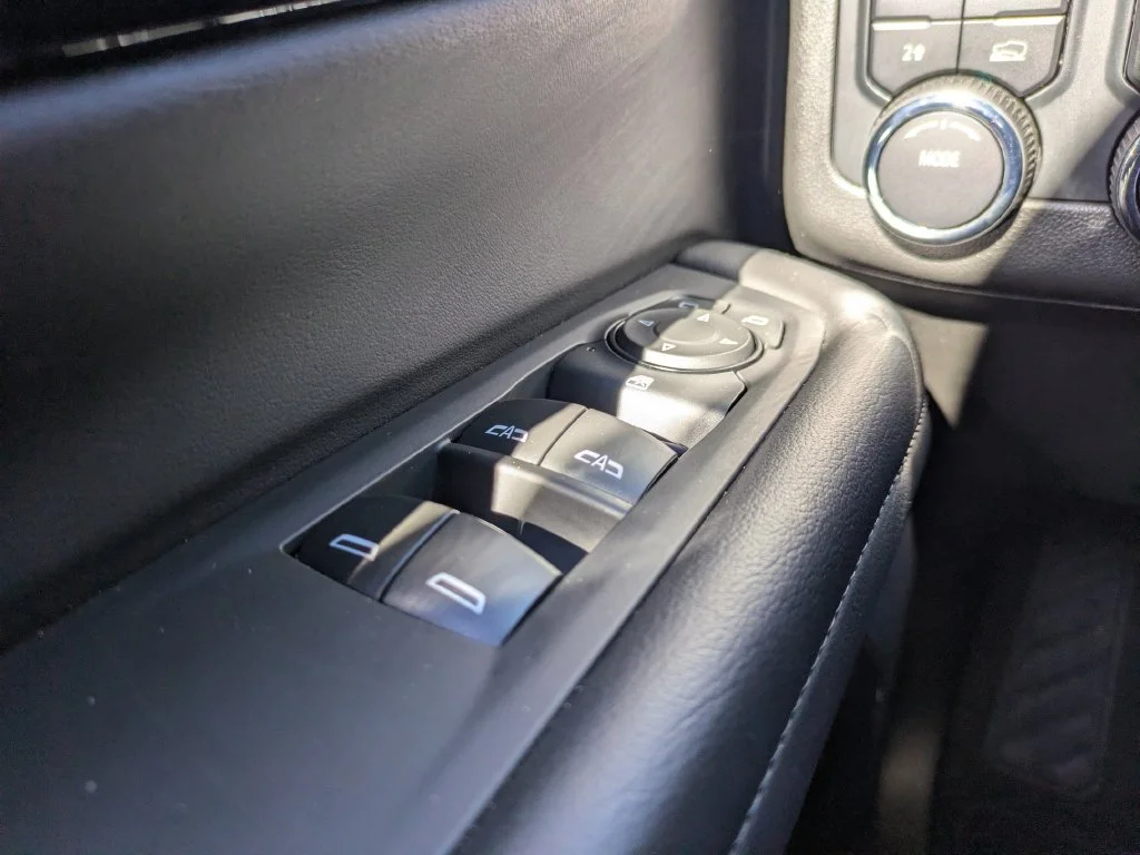Used 2025 White Chevrolet LT image 27