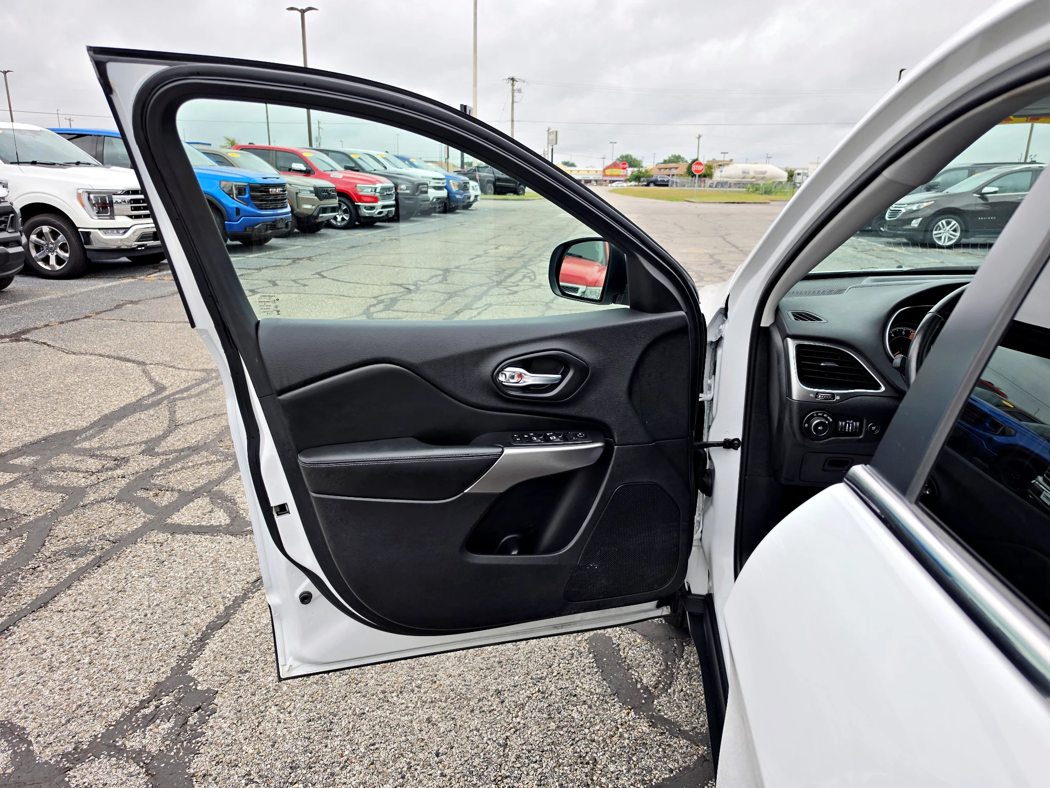 Used 2019 Bright White Clearcoat Jeep Latitude Plus image 19