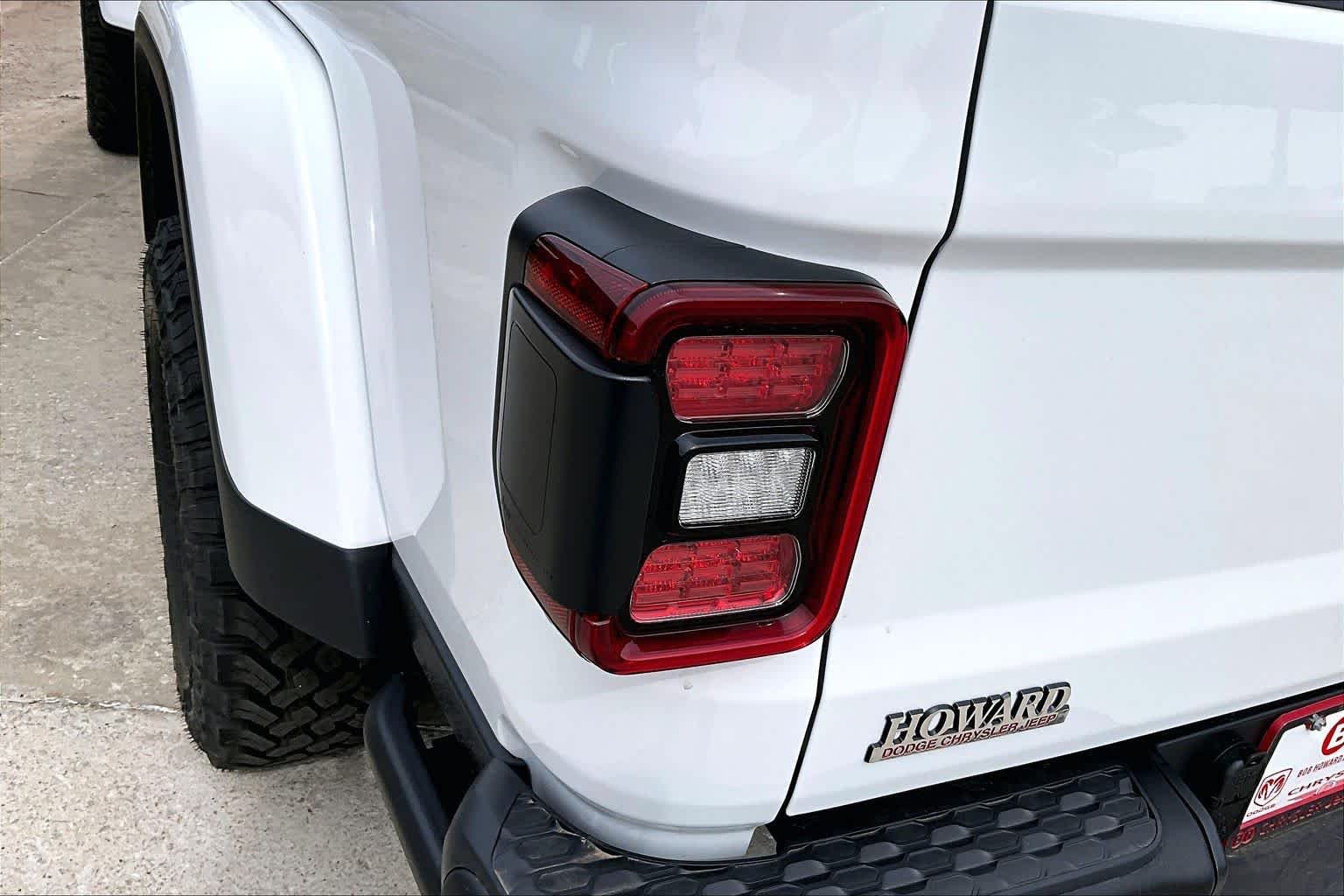 New 2026 Bright White Clear-Coat Exterior Paint Jeep Mojave X image 15