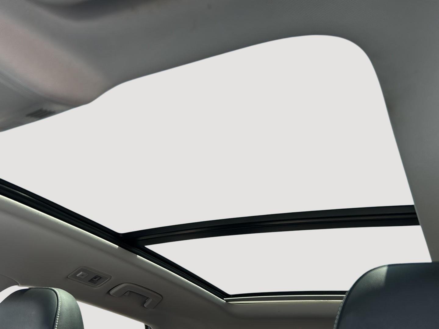 Used 2023 WHITE volkswagen SE image 9