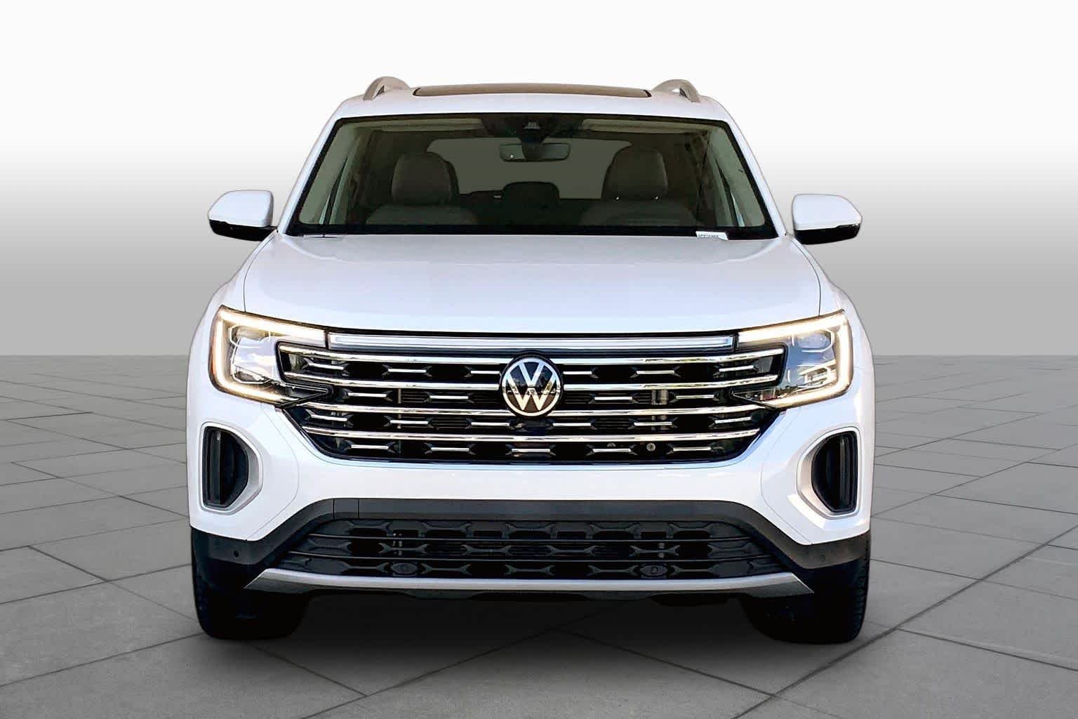 Used 2025 Opal White Pearl Volkswagen 2.0T SEL image 4