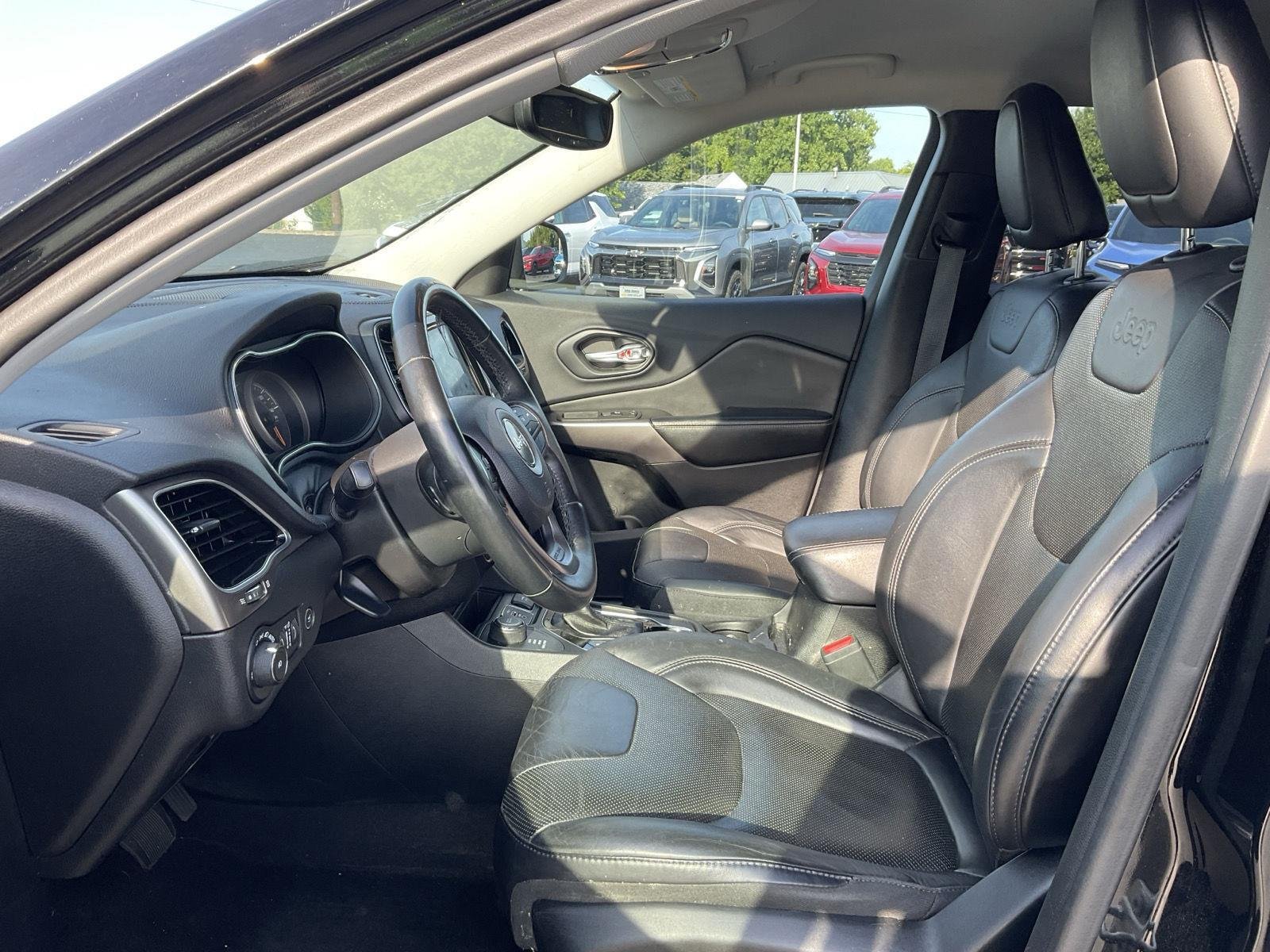 Used 2019 Diamond Black Crystal Pearlcoat Jeep Limited image 9