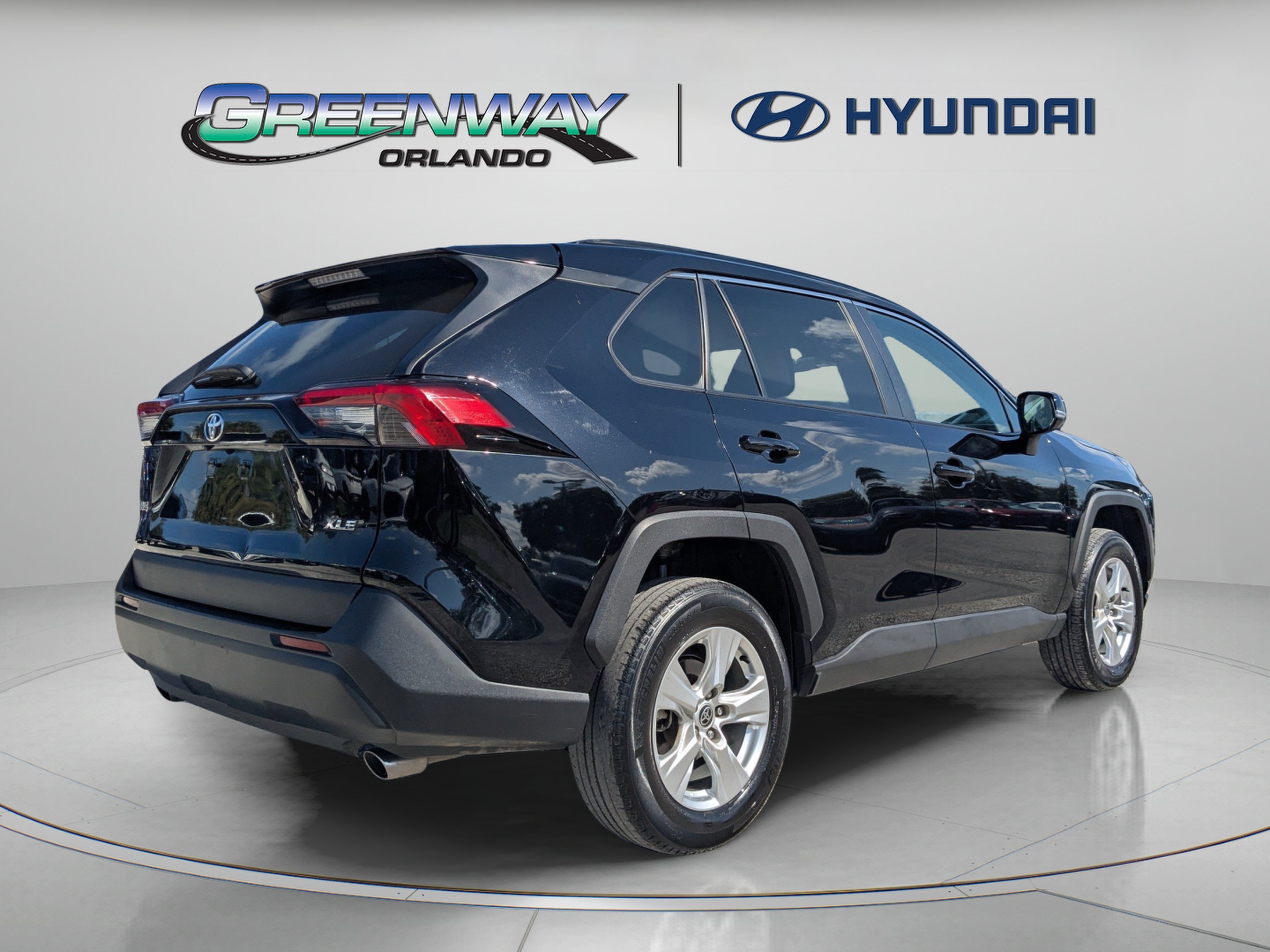 2021 Toyota RAV4 XLE - Photo 8