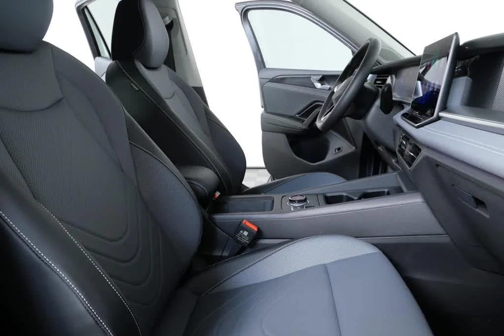 New 2026 Platinum Gray Metallic Volkswagen SE image 19