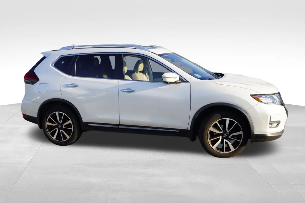 Used 2018 Nissan Rogue SL with VIN JN8AT2MV2JW344445 for sale in Lakeville, MN