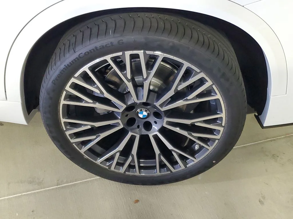 Used 2026 White BMW sDrive40i image 5