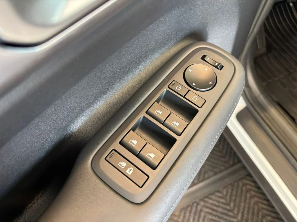 Used 2025 White Hyundai SEL image 13