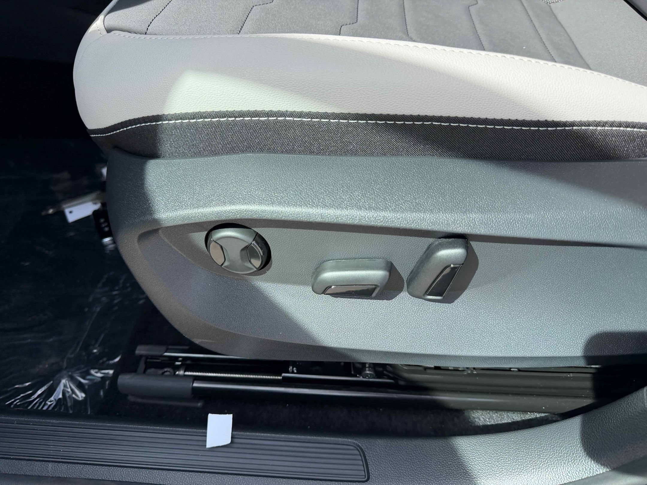 New 2026 Pure White Volkswagen SE image 15