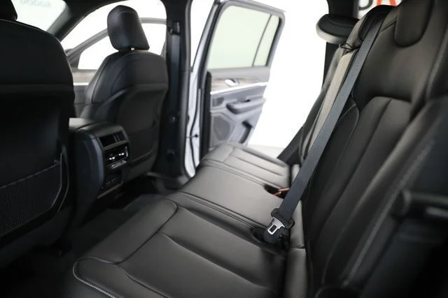 New 2026 Bright White Clear-Coat Exterior Paint Jeep Limited image 14
