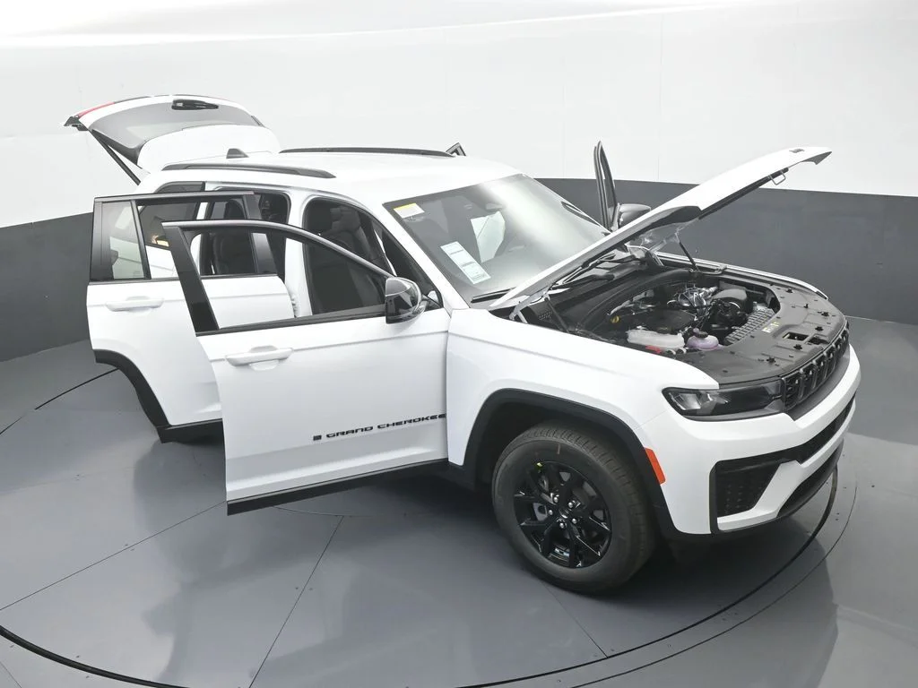 New 2026 Bright White Clear-Coat Exterior Paint Jeep Laredo image 69