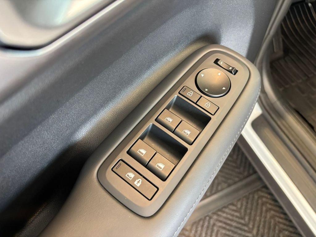 Used 2025 White Hyundai SEL image 13