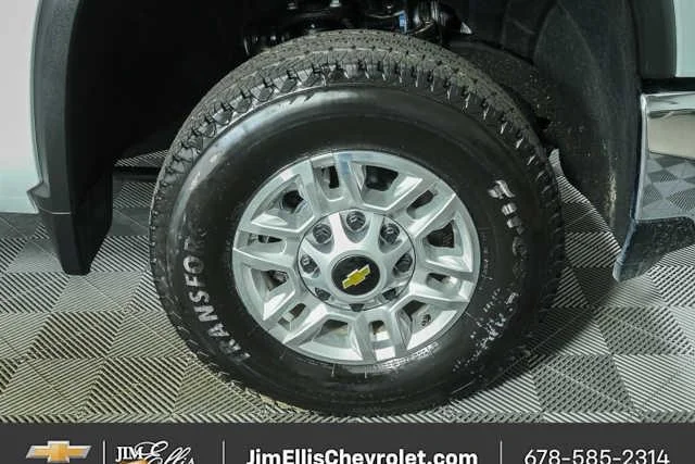 New 2026 Summit White Chevrolet WT image 30