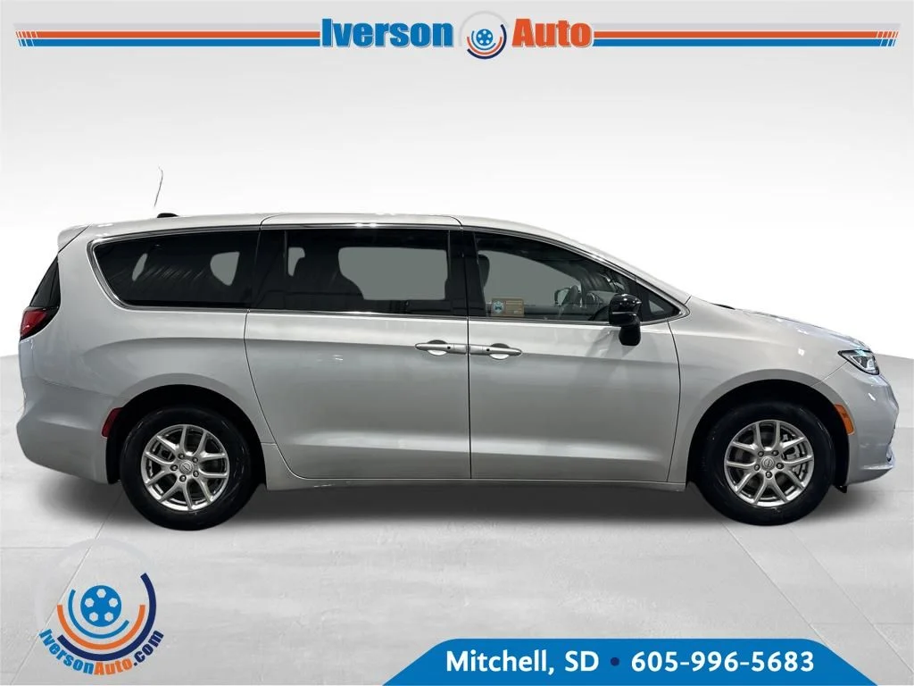 New 2026 Silver Mist Clear-Coat Exterior Paint Chrysler Select image 9