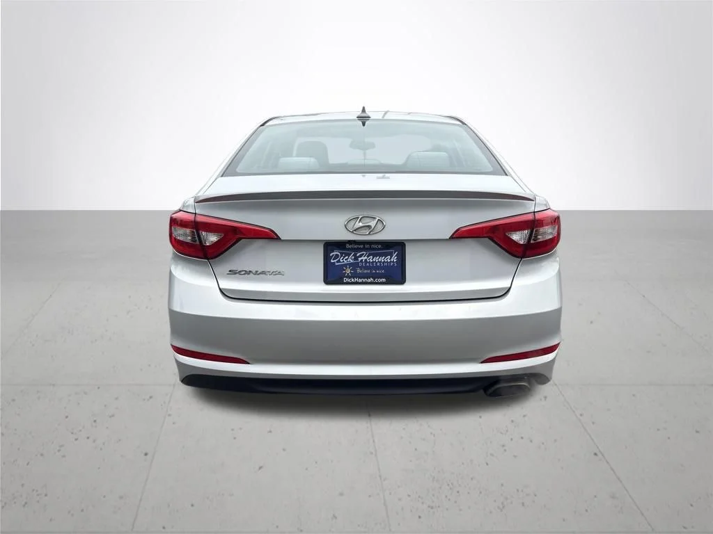 Used 2016 Silver Hyundai SE image 7
