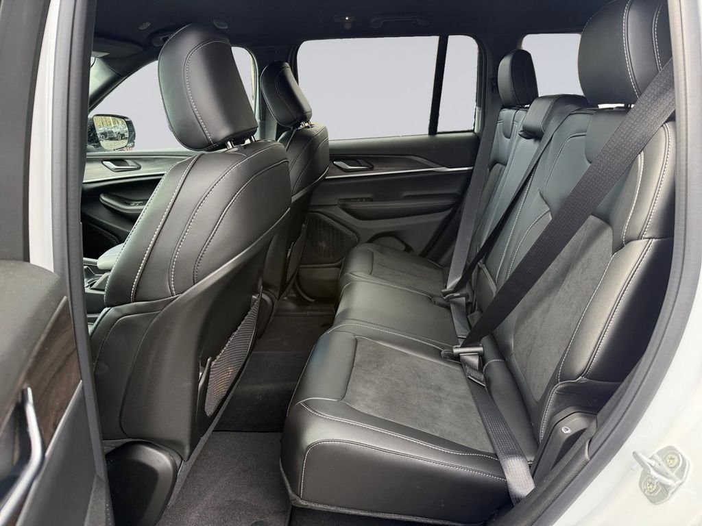 New 2026 Bright White Clear-Coat Exterior Paint Jeep Altitude image 17
