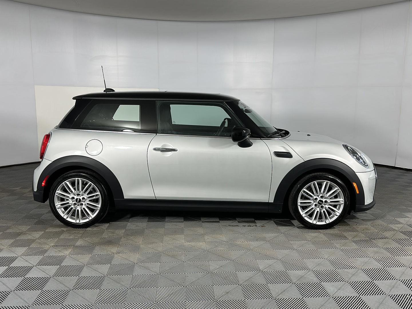 Used 2022 White Silver Metallic MINI Oxford Edition image 5