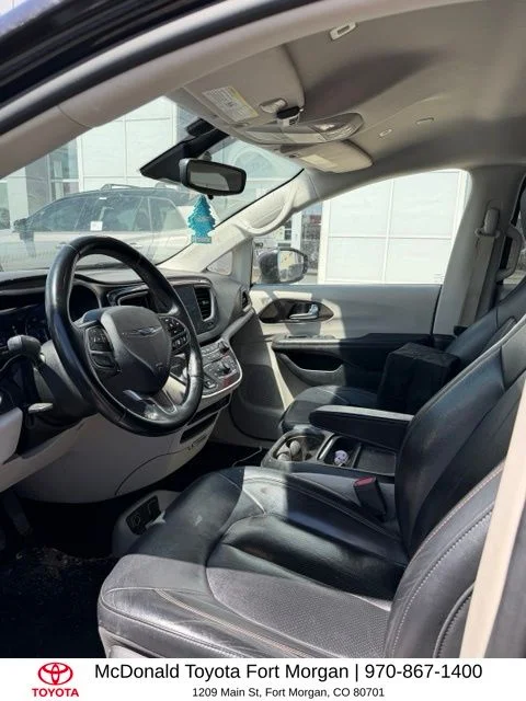 Used 2018 Red Chrysler Touring L image 5