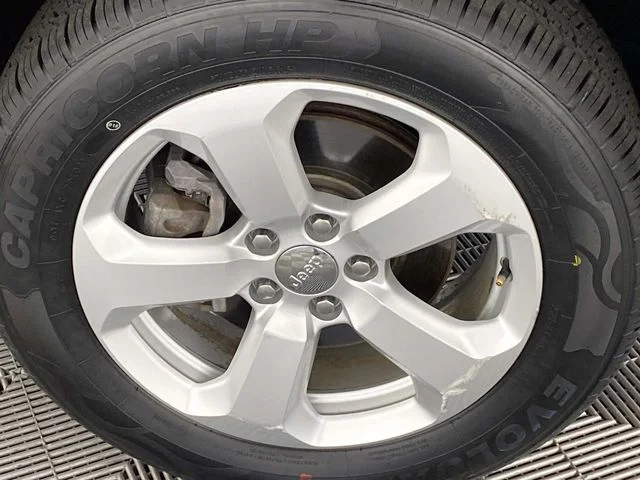 Used 2018 Black Jeep Latitude image 27