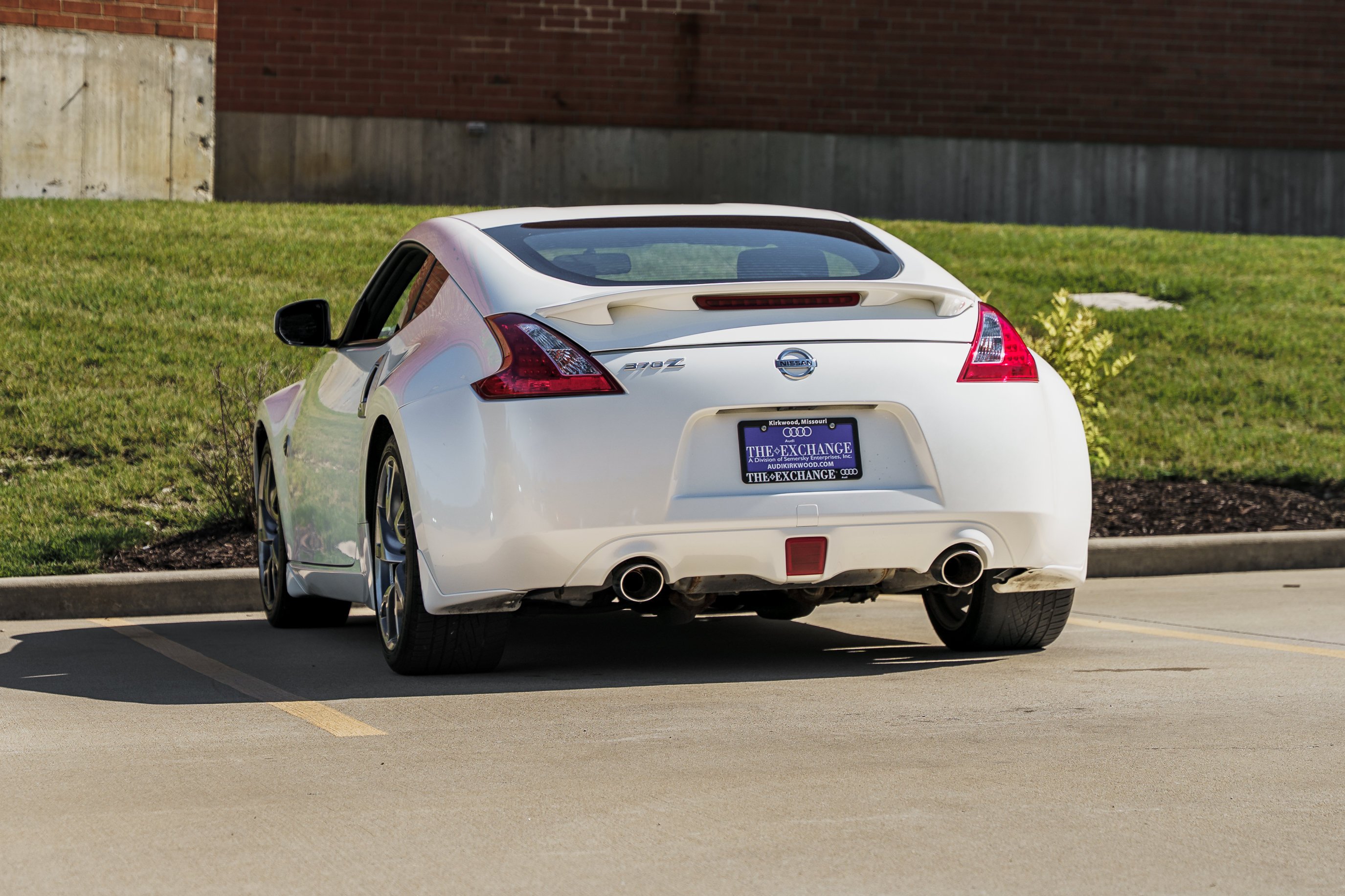 Used 2016 Pearl White Nissan Sport image 5