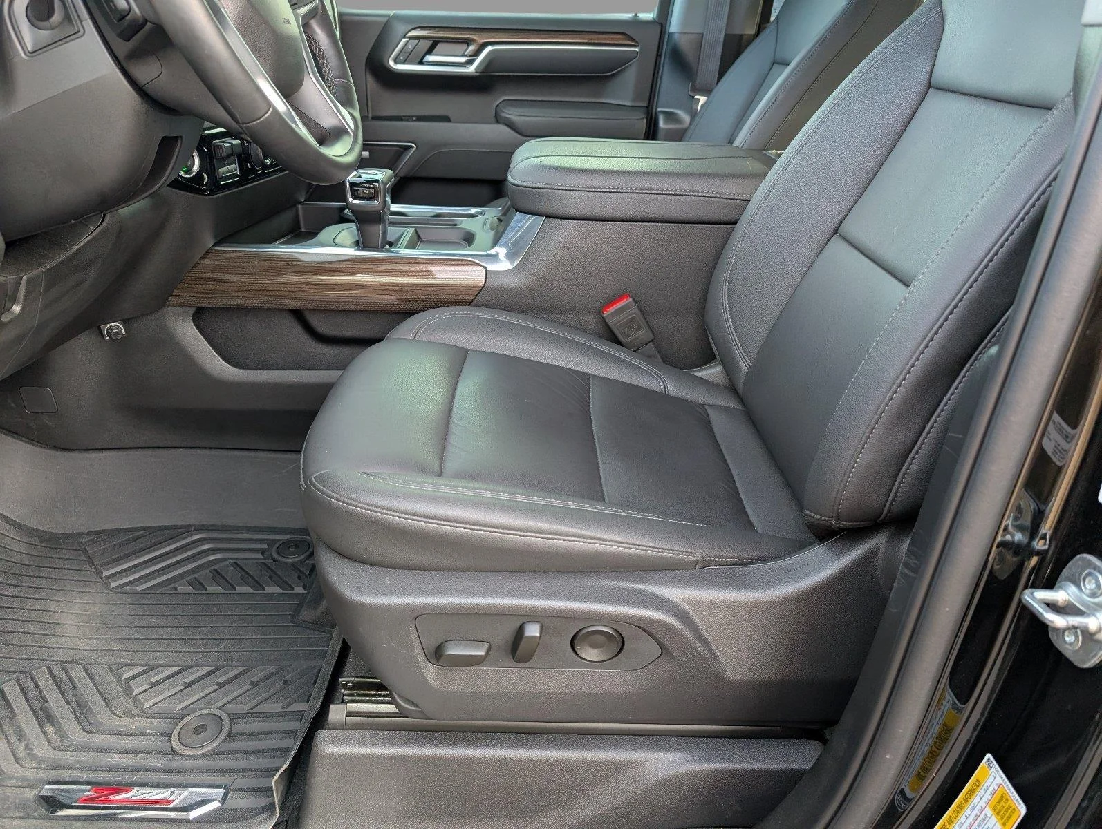 Used 2025 Black Chevrolet RST image 13
