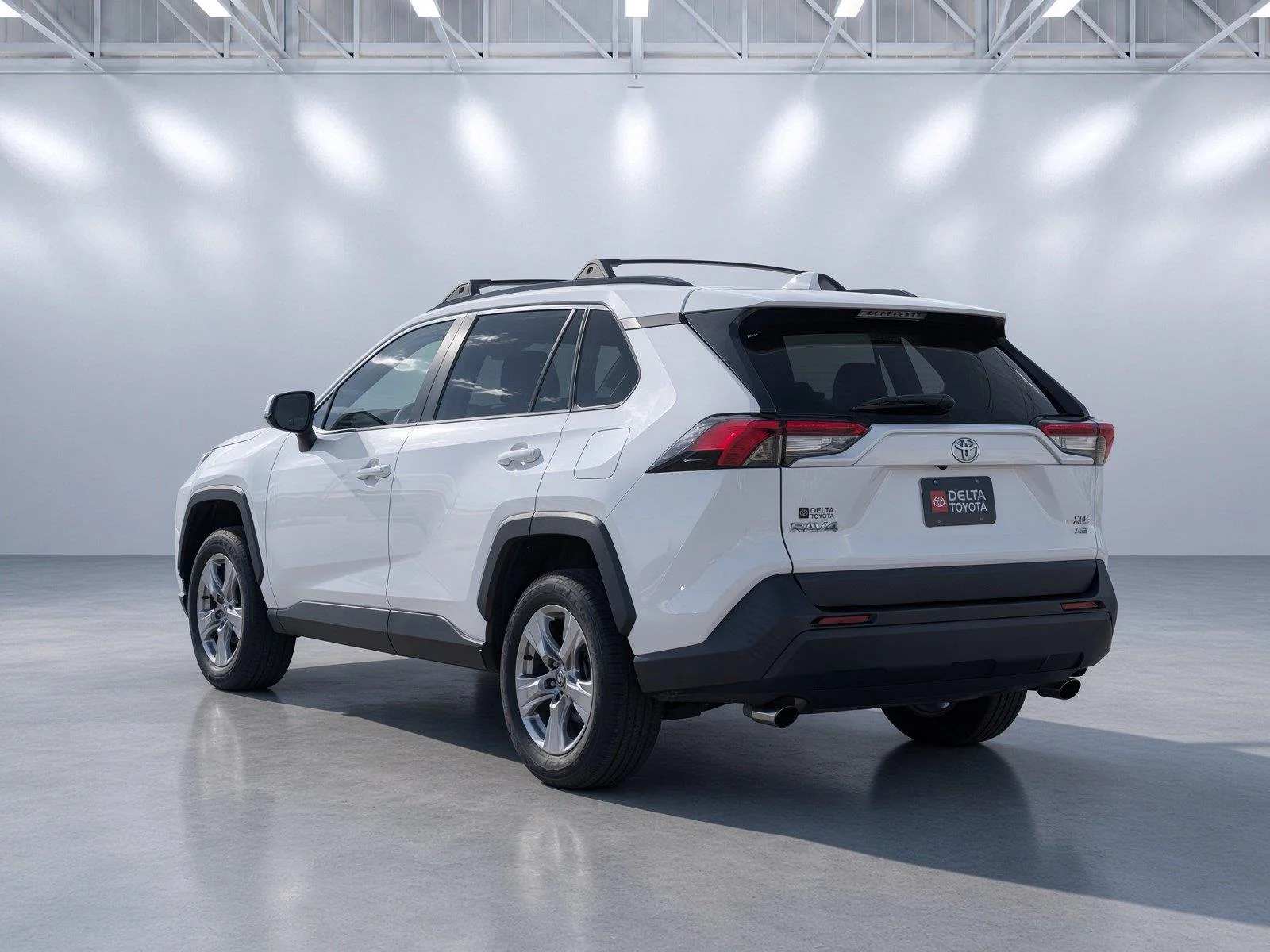 Used 2022 White Toyota XLE image 3