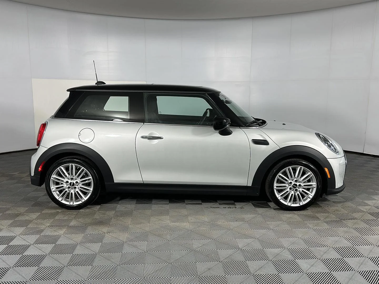 Used 2022 White Silver Metallic MINI Oxford Edition image 5
