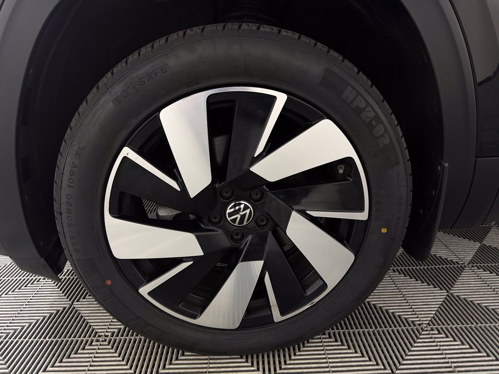 Used 2024 Black Volkswagen 2.0T SE w/Technology image 11