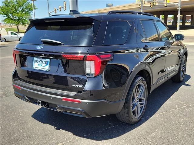Used 2025 Agate Black Metallic Ford ST-Line 4x4 image 3