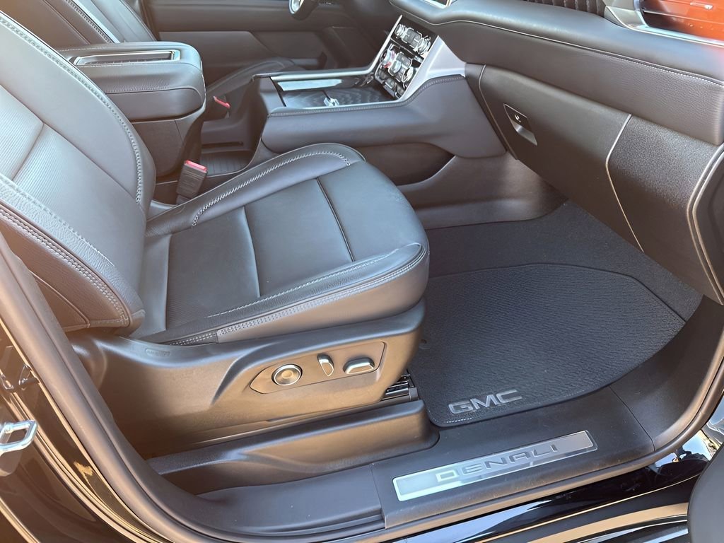 2024 GMC Yukon Denali - Photo 17