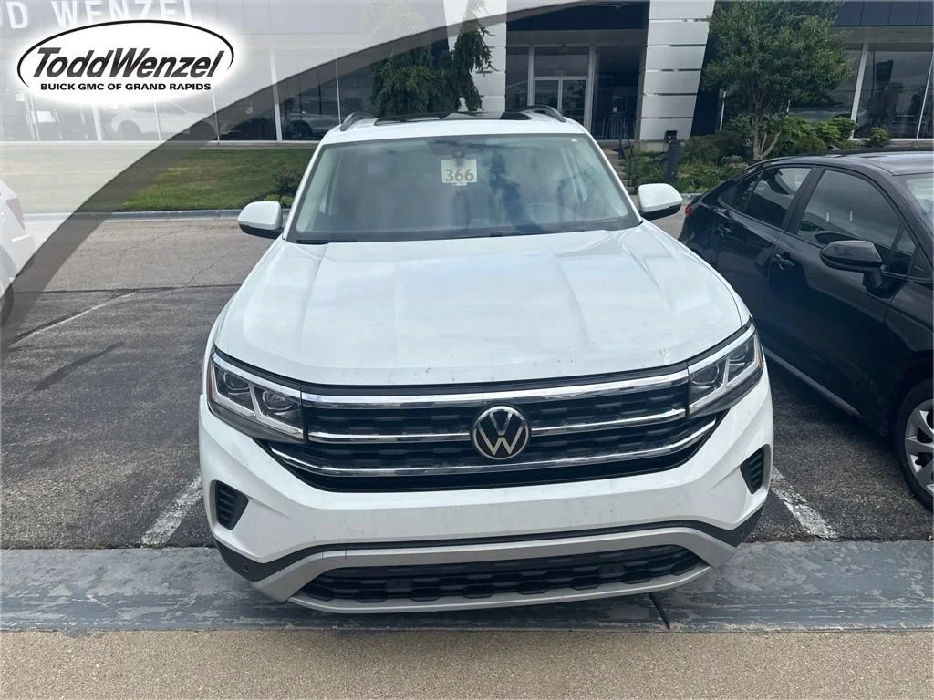 Used 2022 White Volkswagen 2.0T SE w/Technology image 1