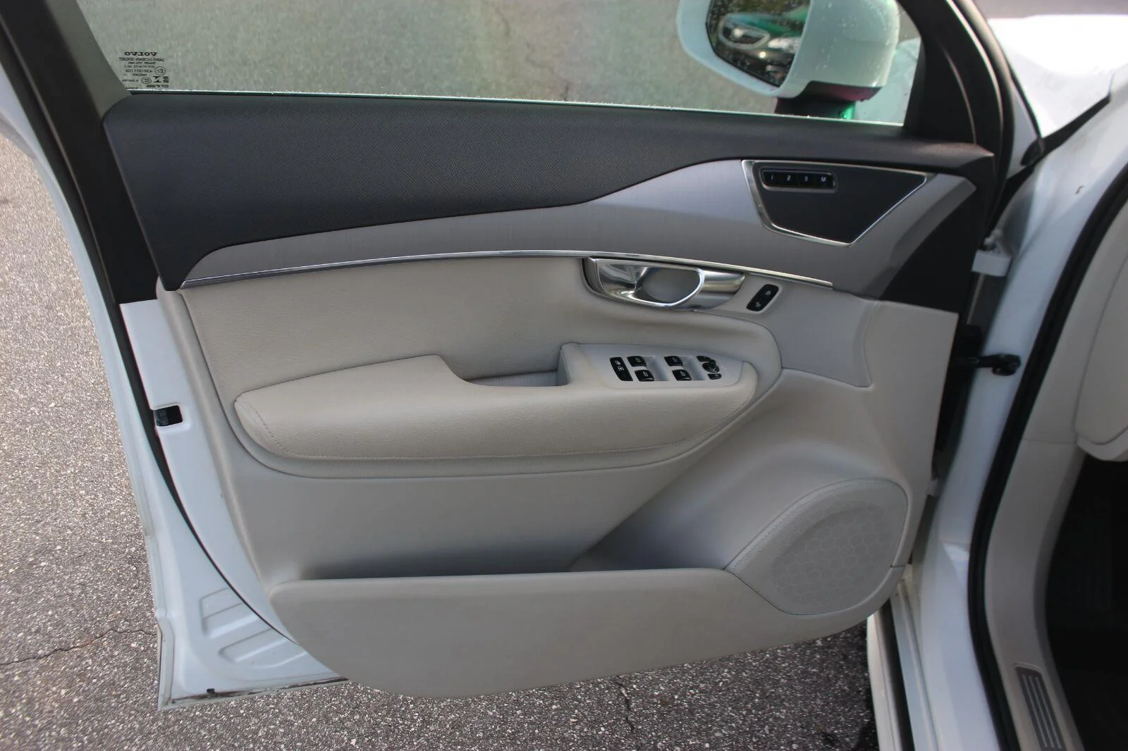 Used 2021  Volvo Momentum image 12