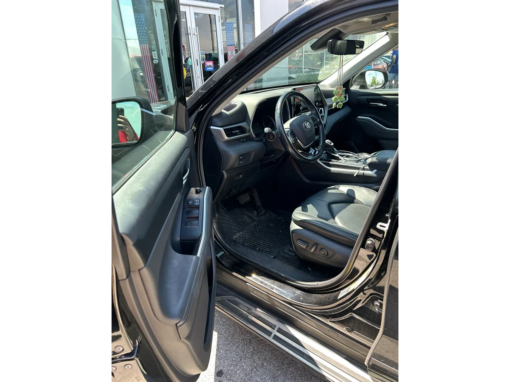 2021 Toyota Highlander XLE 4x2 V6's photo