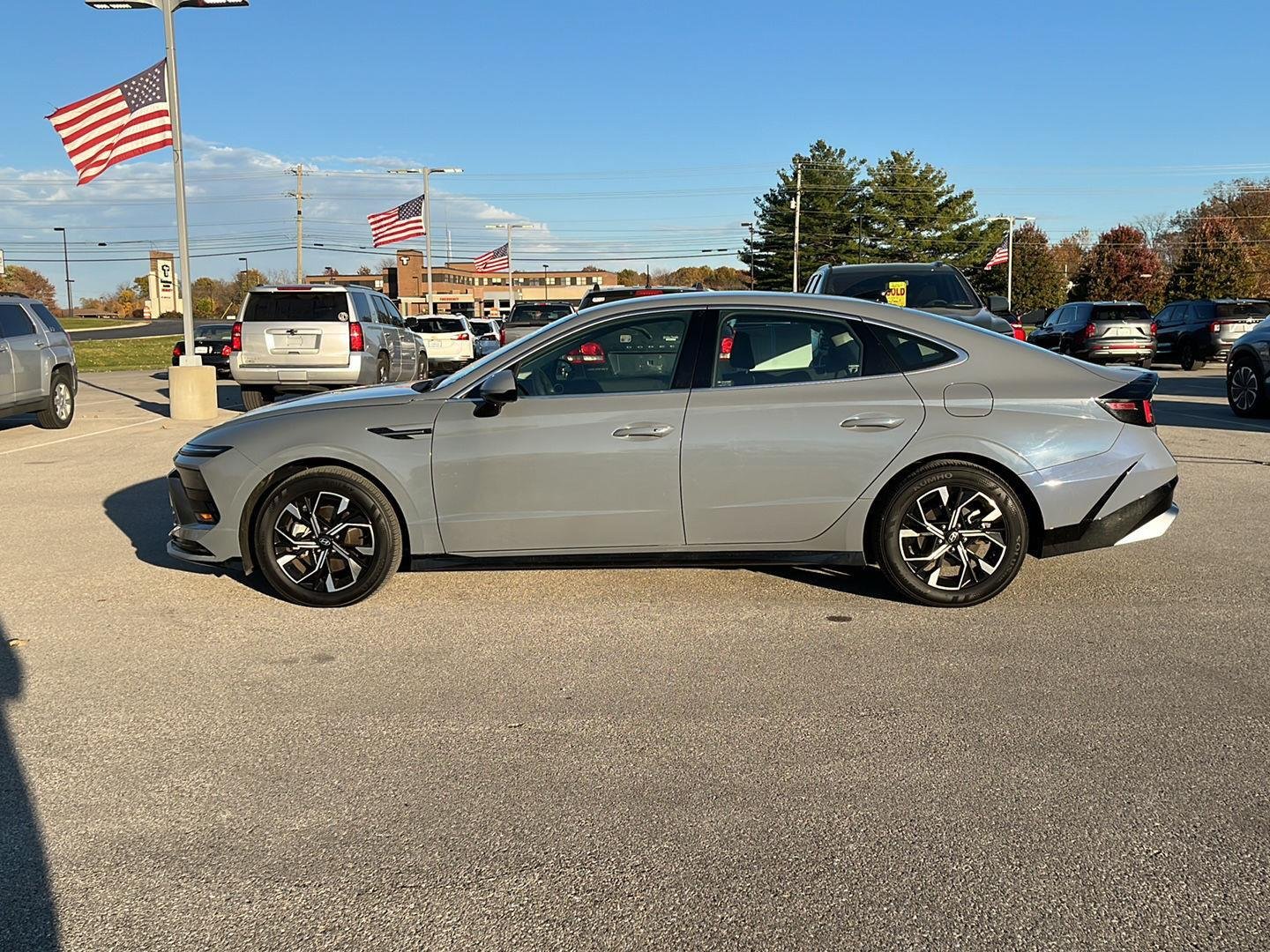 2025 Hyundai Sonata SEL photo 2